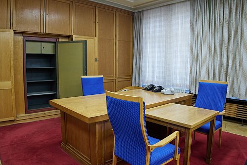 Bis ins Amtszimmer des früheren Stasi-Ministers Erich Mielke schaffen es die Besetzer am 15. Januar 1990 nicht. - © Joerg Carstensen/dpa