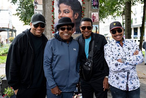 Bei ihrem einzigen Deutschlandkonzert in München werden Tito, Jackie und Marlon Jackson mit Titos Sohn Taryll gemeinsam auf der Bühne stehen. - © Lennart Preiss/dpa