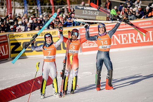 Loic Meillard (Mitte) gewinn den Slalom vor Atle Lie McGrath (links) und Lucas Pinheiro Braathen. - © Stian Lysberg Solum/NTB/dpa