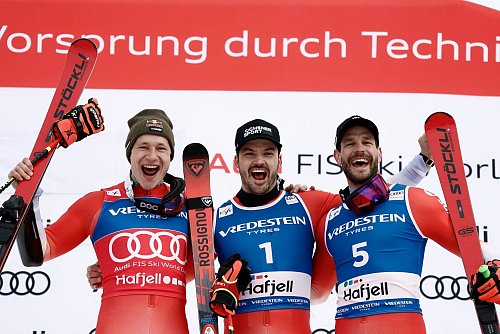 Marco Odermatt (links) reicht ein zweiter Platz im Riesenslalom für zwei vorzeitige Kugel-Triumphe. - © Gabriele Facciotti/AP/dpa