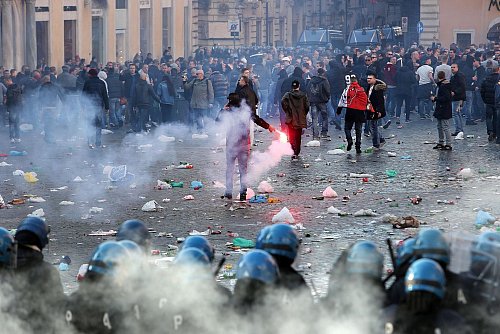 Feyenoord-Fans sorgten durch Ausschreitungen schon häufiger für Negativschlagzeilen. - © Vincenzo Tersigni/epa/dpa
