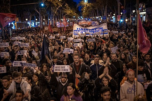 In Städten wie Barcelona sind auch Touristenunterkünfte Teil des Problems. - © Emilio Morenatti/AP