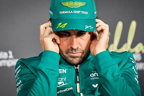 Fernando Alonso ist auch leidensfähig. - © Darko Bandic/AP/dpa