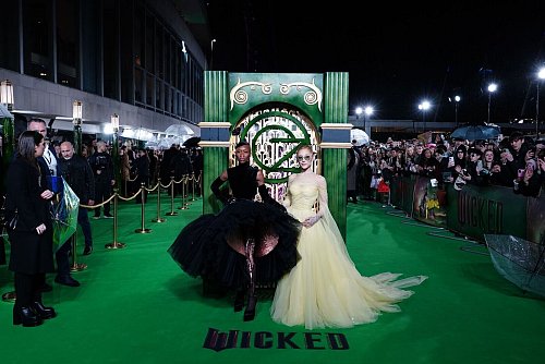 Cynthia Erivo (l) und Ariana Grande sind für ihre Rollen im Musicalfilm «Wicked» nominiert. (Archivbild) - © Ian West/PA Wire/dpa