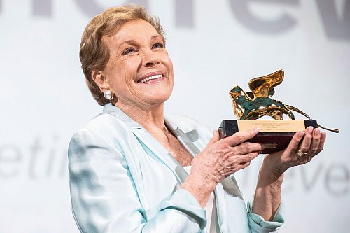 Julie Andrews - inzwischen 89 - wurde als Mary Poppins und mit dem Film-Musical «The Sound of Music» weltbekannt. 2019 erhielt sie in Venedig bei den Filmfestspielen einen Ehrenpreis. - © Arthur Mola/Invision/AP/dpa