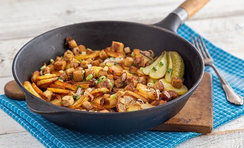 Geräucherter Tofu passt gut für deftigere Gerichte, zum Beispiel in Würfeln mit etwas Sojasoße angebraten auf Bratkartoffeln als Bauernschmaus. - © smarticular Verlag/dpa-tmn