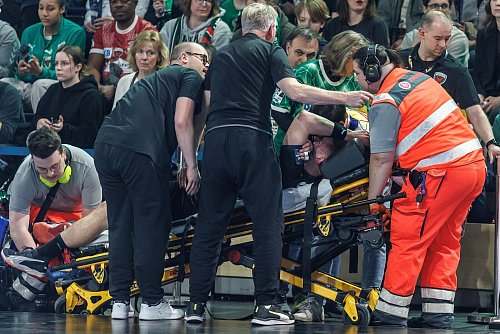 Fabian Wiede wird schmerzverrt auf einer Trage aus der Halle gebracht - © Andreas Gora/dpa