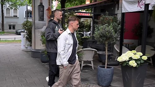 Die Bayern-Profis schauten das Spiel Freiburg-Leverkusen in einem Restaurant in München. - © Felix Hörhager/dpa