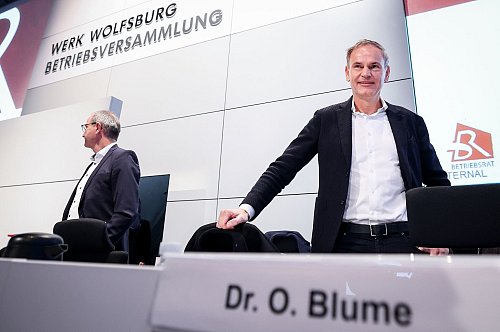 Konzernchef Oliver Blume verteidigt vor der Belegschaft den strikten Sparkurs. - © Ronny Hartmann/AFP POOL/dpa