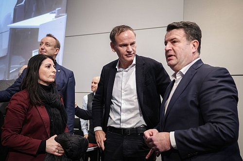 Heil sprachen neben Blume und Cavallo als Gastredner zur Belegschaft. - © Ronny Hartmann/AFP POOL/dpa