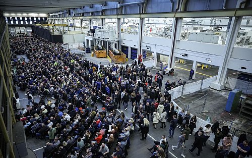 Mehr als 20.000 nahmen an der Betriebsversammlung teil. - © Ronny Hartmann/AFP POOL/dpa