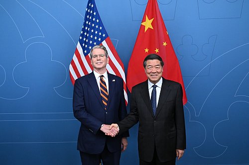 US-Finanzminister Scott Bessent (links) und Chinas Vize-Ministerpräsident He Lifeng trafen sich im Juli zu den Handelsgesprächen in Stockholm. - © Dai Tianfang/XinHua/dpa