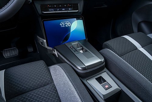 Sicherer Halt: An der Mittelkonsole lassen sich Dinge wie etwa ein Tablet befestigen. - © Opel Automobile GmbH/dpa-tmn