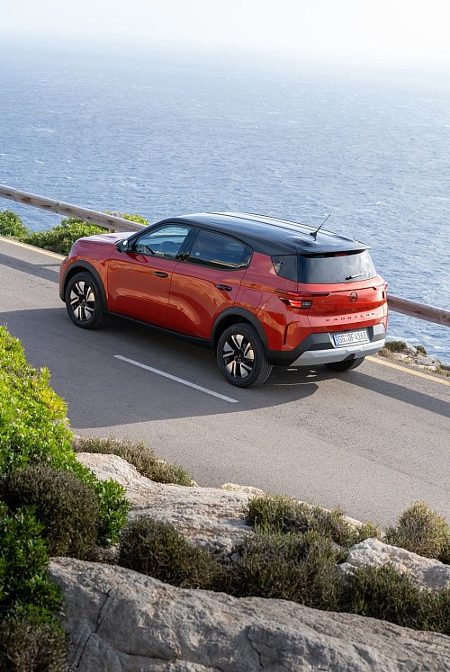 Präzise Lenkung und gute Straßenlage: Das unter anderem gefällt am Opel bei der Testfahrt. - © Opel Automobile GmbH/dpa-tmn