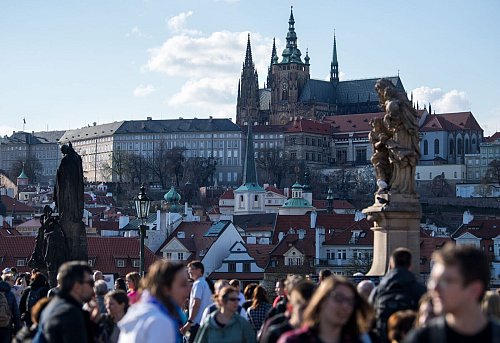 Die Prager Burg thront auf einem Hügel der tschechischen Hauptstadt - und ist ein beliebtes Fotomotiv. Das unweit der Burg gelegene Verteidigungsministerium sollte man aber nicht knipsen. - © Monika Skolimowska/dpa/dpa-tmn