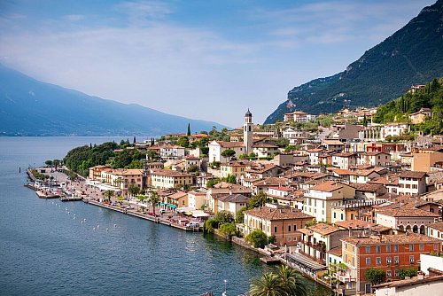 Limone liegt pittoresk am Gardasee - einem gerade bei Deutschen beliebtem Reiseziel. - © Daniel Reinhardt/dpa/dpa-tmn