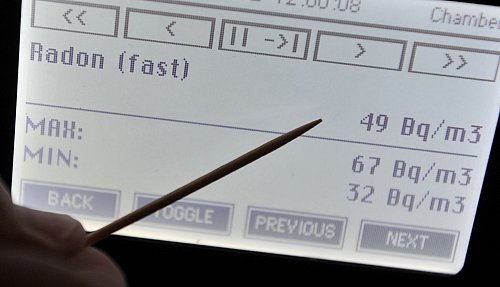 Nicht übermäßig hoch, aber doch vorhanden: Das Messgerät zeigt eine Radonkonzentraion von 49 Becquerel pro Kubikmeter an. - © Hendrik Schmidt/dpa/dpa-tmn