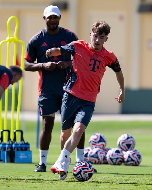 Bayern-Trainer Vincent Kompany schaut bei Lennart Karl ganz genau hin. Seinen Debüteinsatz hatte sich das große Talent im Training verdient. - © Sven Hoppe/dpa