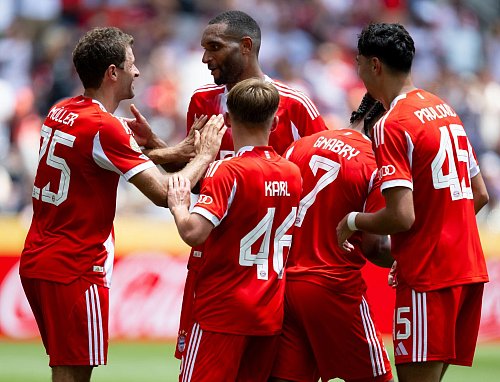 Beim Torjubel gegen Auckland muss Lennart Karl (Nr. 46) noch den prominenten Teamkollegen gratulieren, wie hier Thomas Müller (l) nach dem Treffer zum 10:0. - © Sven Hoppe/dpa