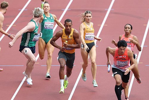 Die 4x400-Meter-Mixedstaffel um Johanna Martin und Emil Agyekum enttäuschte. - © Oliver Weiken/dpa