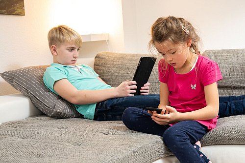 Der Nachwuchs ist dauernd online? Um das zu verhindern, leben Eltern am besten selbst ein wenig Zurückhaltung an Smartphone und Co. vor. - © Benjamin Nolte/dpa-tmn
