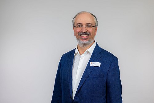 Prof. Dr. Dr. Andreas Hillert, Facharzt für Psychiatrie, Psychotherapie und Psychosomatische Medizin, ist Chefarzt und Leiter der Tagesklinik der Schön Klinik Roseneck in Prien. - © Schön Klinik/dpa-tmn