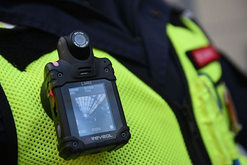 Manchmal reicht die Ankündigung des Einschaltens der Bodycam schon aus, um eine Situation zu entschärfen. (Archivbild) - © Henning Kaiser/dpa