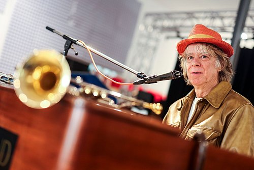 Helge Schneider spielt eine ganze Reihe von Instrumenten. (Archivbild) - © Christoph Reichwein/dpa