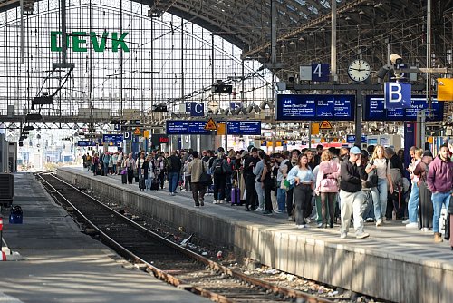 Warten auf dem Bahnsteig: Fast jede vierte Bahn in NRW hatte im vergangenen Jahr Verspätung. (Archivbild) - © Thomas Banneyer/dpa