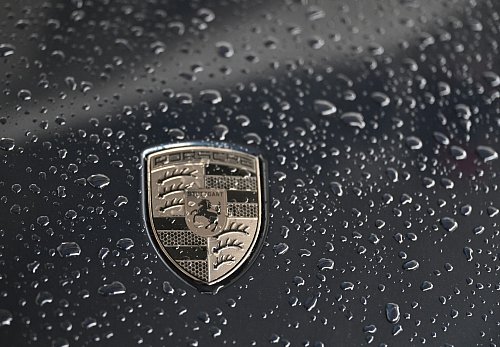 Porsche verkaufte in China zuletzt deutlich weniger Autos. (Archivbild) - © Bernd Weißbrod/dpa