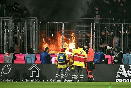 Im Gäste-Block des Kölner Stadions brach am Samstagabend ein Feuer aus. - © Federico Gambarini/dpa
