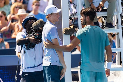 Kann Jannik Sinner (l) sein körperliches Tief rechtzeitig überwinden? In Cincinnati gab er im Finale gegen Carlos Alcaraz (r) auf. - © Wally Nell/ZUMA Press Wire/dpa