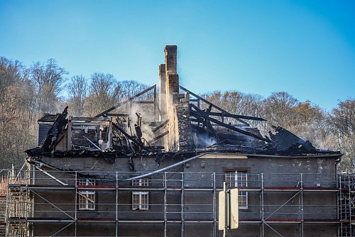 Die Ursache für das Feuer ist noch unklar. - © Christoph Reichwein/dpa