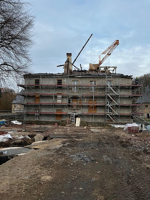 Das Technische Hilfswerk (THW) hat die Reste des verkohlten Dachstuhls komplett abgetragen. - © -/Feuerwehr Velbert/dpa