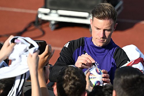 Begehrtes Autogramm: Marc André ter Stegen erfüllt Fan-Wünsche nach dem öffentlichen Training in Herzogenaurach. - © Federico Gambarini/dpa
