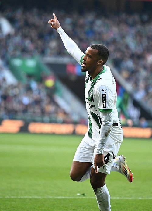 Traf gleich dreimal für Gladbach: Alassane Plea. - © Carmen Jaspersen/dpa