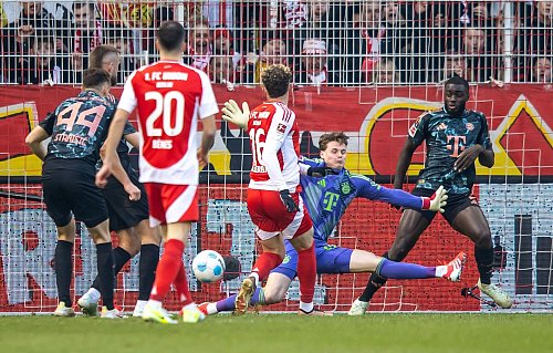 Benedict Hollerbach überwindet Bayern-Keeper Jonas Urbig. - © Andreas Gora/dpa