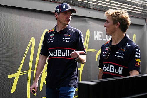 Max Verstappen (l) hat ein Problem mit Liam Lawsons Absetzung. - © Asanka Brendon Ratnayake/AP/dpa