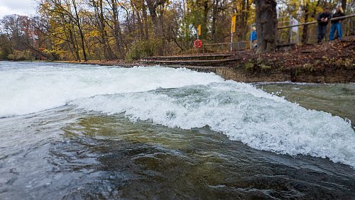 Rauschendes Wasser ohne Welle - kann Kies sie zurückbringen? (Archivbild - © Peter Kneffel/dpa