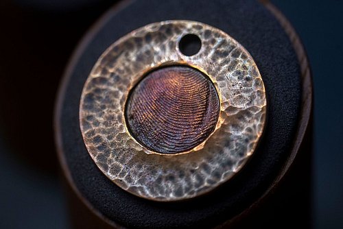 Öfter nachgefragt werden Schmuckstücke mit dem Fingerabdruck des Verstorbenen. (Archivbild) - © Harald Tittel/dpa