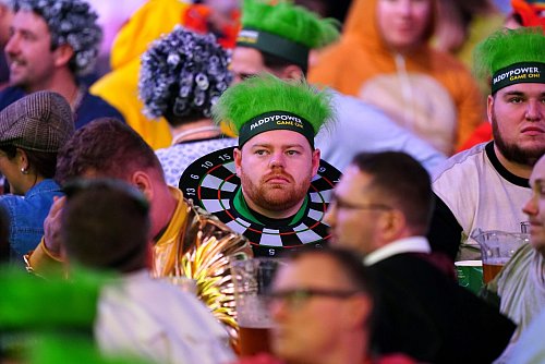 Kostümierte Fans sind im Alexandra Palace Standard. - © Zac Goodwin/PA Wire/dpa