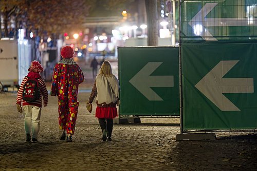 Erste Jecken in Köln schon Stunden vor dem Karnevalsauftakt gesichtet. - © Henning Kaiser/dpa