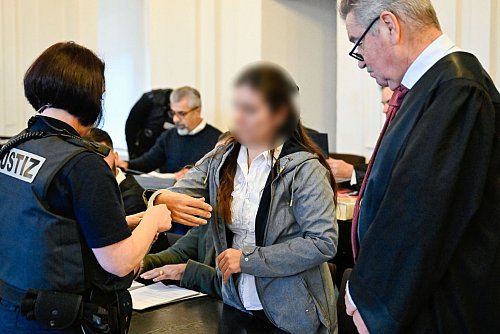 Angeklagt ist auch die Partnerin des nun geständigen Mannes. - © Uwe Anspach/dpa