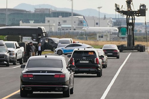 Die Autokolonne des chinesischen Präsidenten Xi Jinping verlässt nach dem Gipfeltreffen das Gelände des Flughafens Gimhae. - © Mark Schiefelbein/AP/dpa