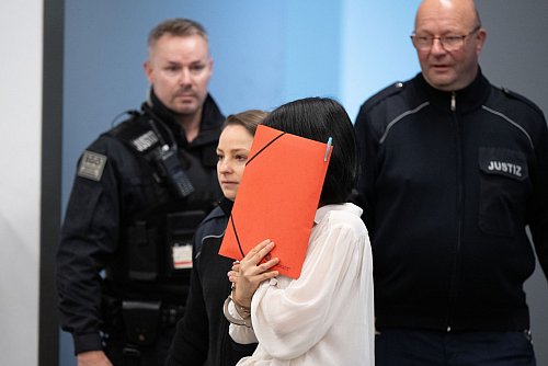 Auch eine Frau, die ehemalige Geliebte des Mitarbeiters, steht vor Gericht. - © Sebastian Kahnert/dpa