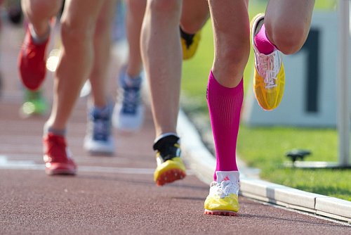Mit Laufkompressionsstrümpfen können Jogger Muskelkrämpfen vorbeugen. - © Bernd Thissen/dpa/dpa-tmn