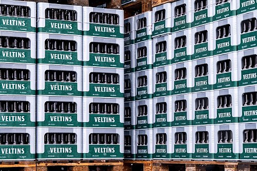 Leergut der Marke Veltins steht auf dem Firmengelände. - © David Inderlied/dpa