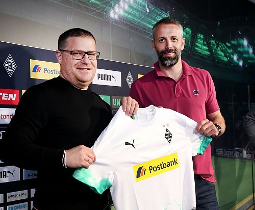 Max Eberl (l) und Marco Rose kennen sich schon aus Gladbacher Zeiten gut. - © Roland Weihrauch/dpa