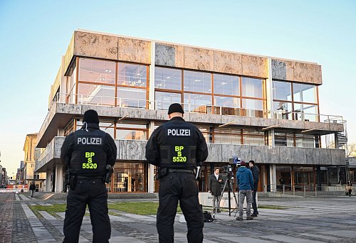 Die DFL ist mit ihrer Beschwerde gegen eine Beteiligung an den Polizeikosten für Hochrisikospiele am Bundesverfassungsgericht gescheitert. - © Uli Deck/dpa