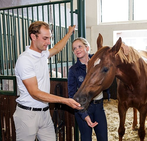 Nicht nur die Liebe zu den Pferden verbindet Sophie Hinners und Richard Vogel (l). - © Stefan Lafrentz/Sportfotos Lafrentz/dpa